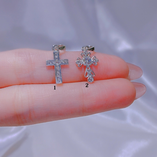 Bộ sưu tập mặt dây chuyền cây thánh giá của nhà Ruby