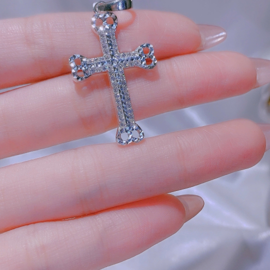 Bộ sưu tập mặt dây chuyền cây thánh giá của nhà Ruby