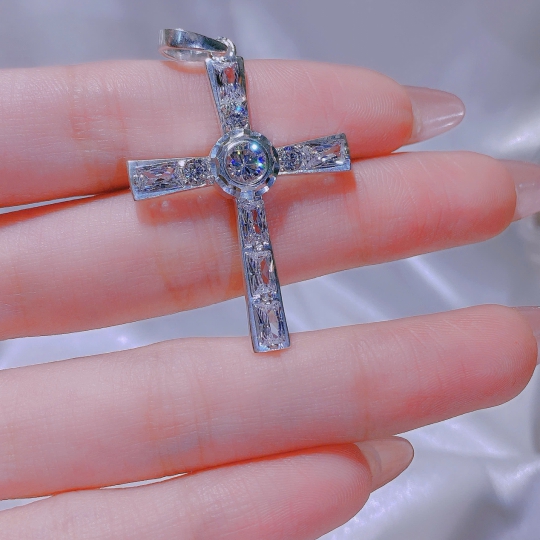 Bộ sưu tập mặt dây chuyền cây thánh giá của nhà Ruby