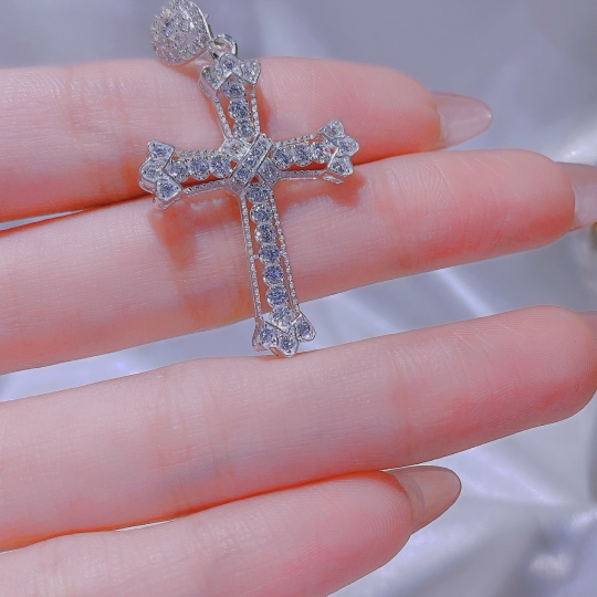 Bộ sưu tập mặt dây chuyền cây thánh giá của nhà Ruby