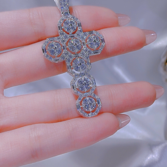 Bộ sưu tập mặt dây chuyền cây thánh giá của nhà Ruby